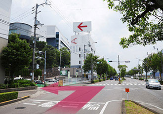 国道193号を南下し、香川総合体育館の交差点を左折します。